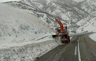Yüksekova’da kar temizleme çalışması karayollarına...