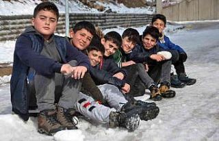 Yüksekovalı çocukların kayma keyfi