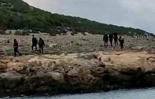 Yunanistan unsurlarınca denize atılan 8 düzensiz...