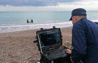 Yurt dışına kaçmak isterken tekneden atılan 2...