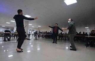 Yurtta kalan üniversite öğrencilerine moral konseri