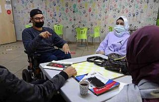 Yürüme engelli genç, Türkçe öğrenmek için...