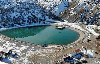 Yüzeyi buz tutan Ardıçlı Gölü’nde mest eden...