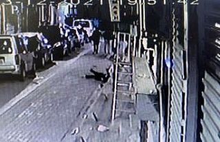 Zeytinburnu’nda genç kız camdan düşerek ağır...