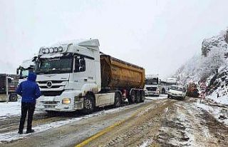 Zigana dağında kar yağışı ulaşımı olumsuz...