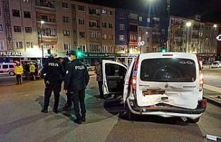 Zorla alıkoydu, kaçarken 2 polisi yaraladı