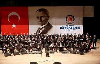 105 kişilik koronun seslendirdiği eserler dinleyenleri...