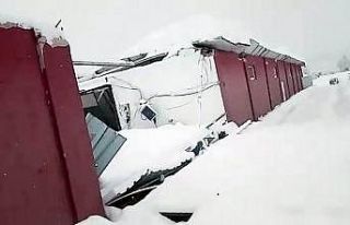 2 metreye ulaşan kar ahırları yıktı