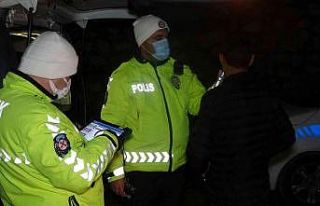 2 suçtan aranan şüpheli, trafik ekiplerince kıskıvrak...
