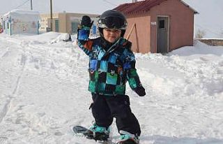 2 yaşındaki minikten snowboardculara taş çıkartan...