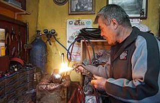 48 yıldır eski mutfak malzemelerine şekil veriyor