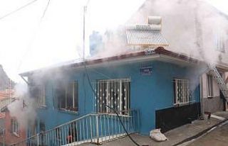 4 kişilik aile yangından canlarını komşularının...