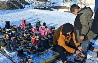 6 yılda 50 bin çocuğa ayakkabı giydirdi