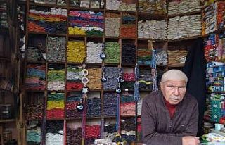 72 yaşındaki Alaattin amca 57 yıldır boncukçuluk...