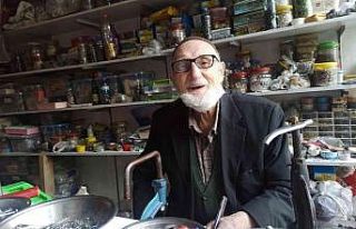 84 yaşında ekmeğinin peşinde