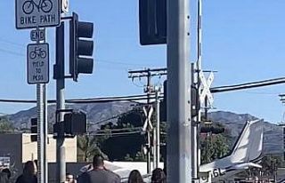 ABD’de raylara inen uçağa tren çarptı