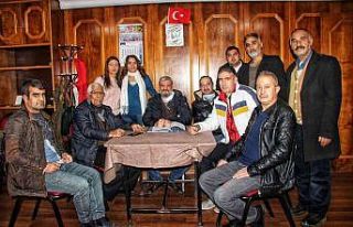 Ablasıyla iletişim kurmak için gittiği dernekte...