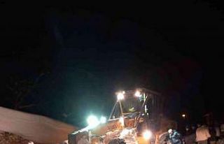 Acil hastalar iş makinalarıyla ambulansa ulaştırıldı