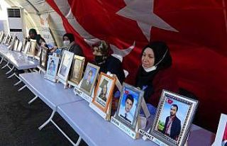 Acılı anne, hergün 50 kilometre uzaktan evlat nöbeti...