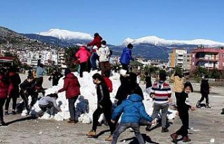 Adana’da öğrencilerin kar sevinci