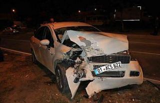 Adana’da otomobil refüjdeki ağaca çarptı: 3...