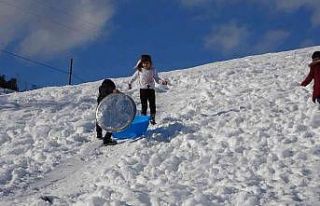 Adana’da tepsili leğenli karda kayma keyfi
