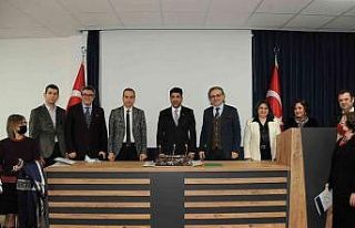 ADÜ’de öğretim üyeleri cübbelerini giydi