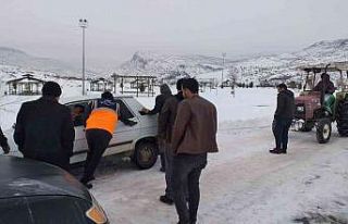 AFAD gönüllüleri karda mahsur kalan vatandaşlara...
