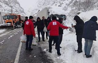 AFAD ve Kızılay’dan yolda kalanlara kumanya desteği