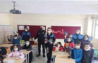 Afetzede öğrencilere okuma kitabı hediye edildi