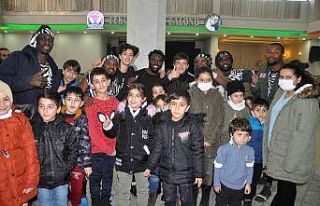 Afrikalıların gösterisine çocuklardan yoğun ilgi