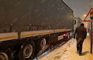 Afyonkarahisar’da kar yağışı trafikte kabusa...