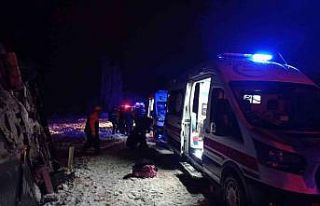 Afyonkarahisar’da yolcu otobüsü devrildi, 6 kişi...