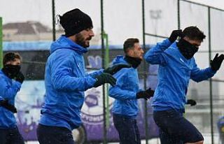 Afyonspor soğuk ve karlı havaya rağmen hazırlıklarını...