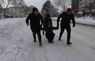 Ağaçlar devrildi, araçlar yolda mahsur kaldı