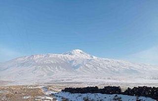 Ağrı Dağı beyaz gelinliği ile görenleri büyülüyor
