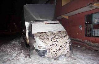 Ağrı’da araçlara naylon ve battaniye ile koruma