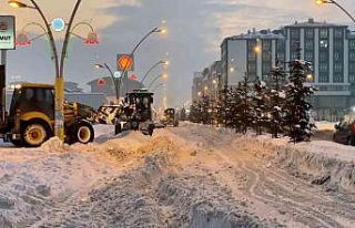 Ağrı’da bir buçuk metreyi bulan kar, ekipler...