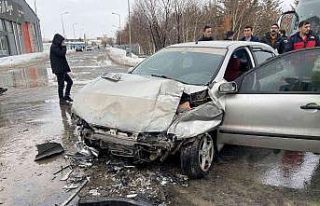 Ağrı’da hasta taşıyan araç kaza yaptı: 2 yaralı
