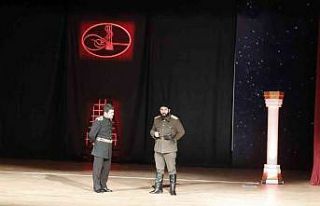 Ağrı’da “Kumandan" oyunu tiyatroseverlerle...