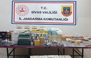 Ağzına kadar kaçak sigara yüklü araçla yakalandılar