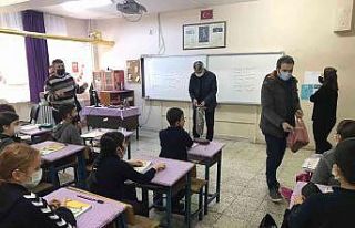 Akademisyenlerden minik öğrencilere hediye