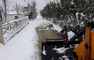 Akçaabat’ta kardan kapanan yollar açıldı