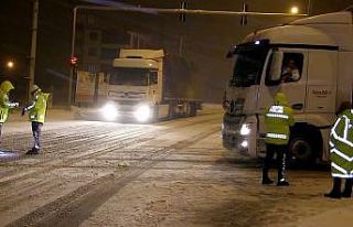 Aksaray-Konya karayolu kar ve tipi nedeniyle ulaşıma...