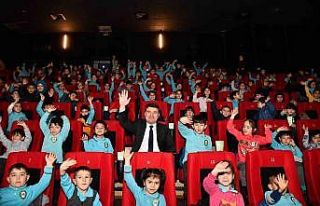 Aksaray’da karnesini getiren öğrencilere sinema...