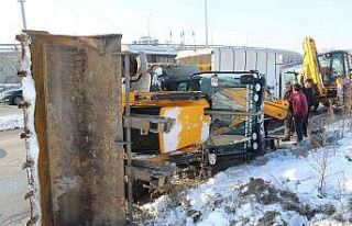 Akyurt’ta kontrolden çıkan kepçe devrildi