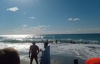 Alanya’da Ruslar buz gibi suda haçı almak için...