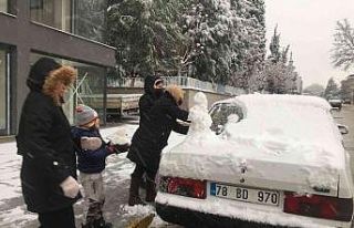 Alaşehir şehir merkezi mevsimin ilk karıyla tanıştı