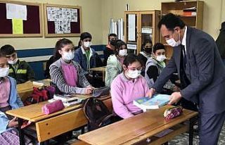 Alaşehir’de öğrencilere kaynak kitap desteği