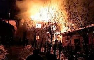 Alev topuna dönen evi kartopu ile söndürmeye çalıştılar